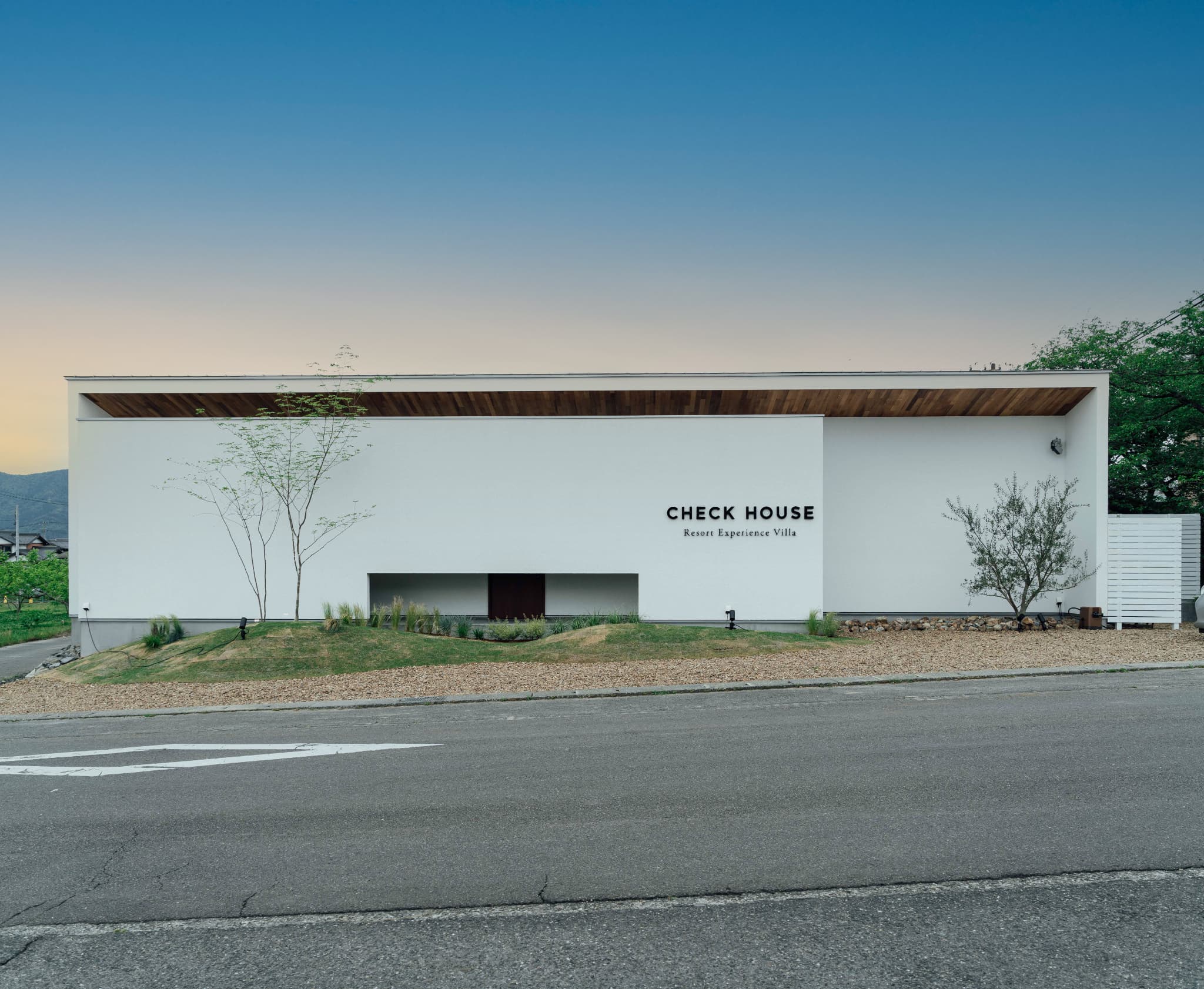 夕景に浮かぶ CHECK HOUSE のモデルハウス外観